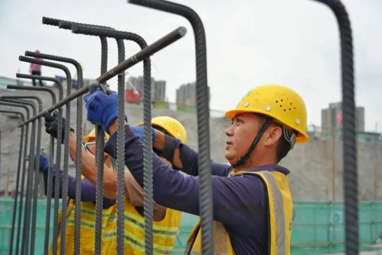工人正在綁扎鋼筋。劉旖旎 攝